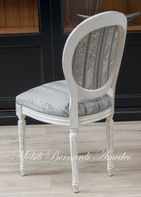 Riproduzione di sedia tappezzata in stile classico Luigi XVI finitura colore bianco anticato